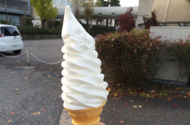 富山県高岡市のショップまじまの10段ソフトクリーム