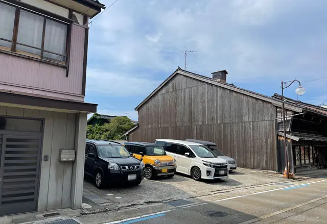 滑川市のお洒落カフェ「hammock cafe Amaca」の滑川市の駐車場2