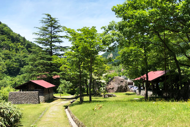 富山県上市町馬場島の剱岳青少年旅行村キャンプ場の様子