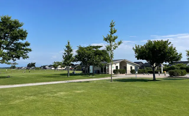 海老江海浜公園 キレイな芝生で快適な海水浴場 無料駐車場 シャワー 富山暮らし
