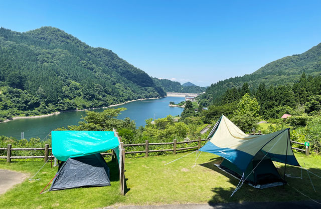 富山県上市町のキャンプ場「ふるさと劔親自然公園」の様子