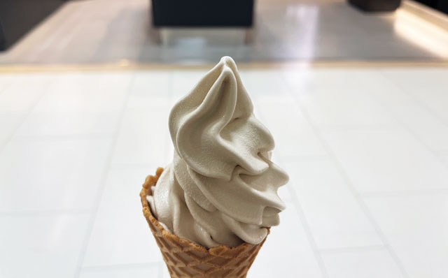 富山県富山市のセントベリーコーヒー富山大和店限定のコーヒーソフトクリームのアップ