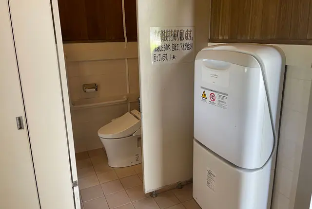 富山県射水市県民公園太閤山ランドの噴水パラダイス近くのトイレのおむつ台