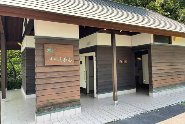 富山県射水市県民公園太閤山ランドの噴水パラダイス近くのトイレ