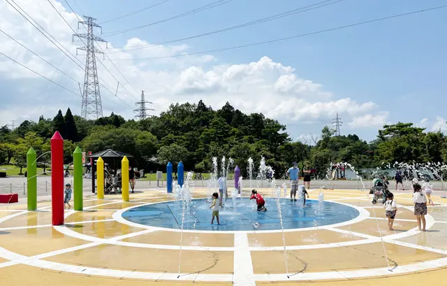 富山県射水市県民公園太閤山ランドの噴水パラダイスで遊ぶ子ども2
