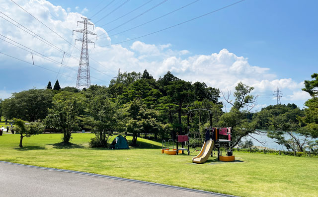 富山県射水市県民公園太閤山ランドの芝生広場とアスレチック