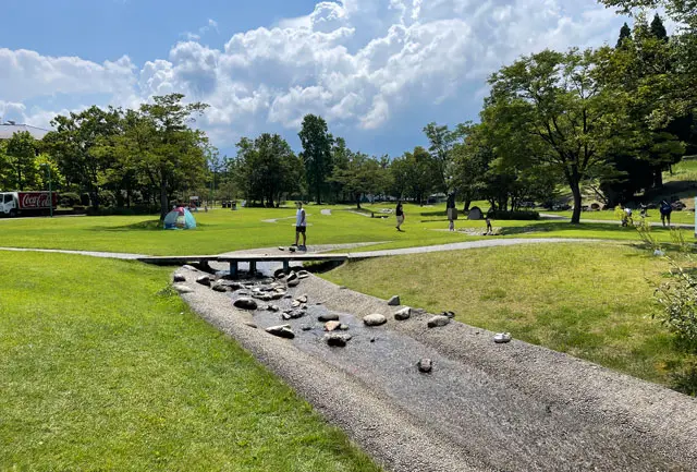 富山県射水市県民公園太閤山ランドの噴水パラダイス近くのせせらぎの道
