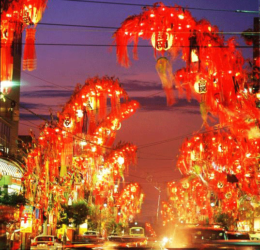 「高岡七夕祭り」の高岡駅前大通りを彩る巨大な七夕飾りのライトアップ！