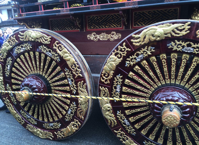 人生の約束ロケ地、新湊曳山祭りの豪華絢爛な山車の車輪