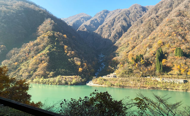 黒部峡谷トロッコ電車から見た富山県黒部市の日帰り天然温泉とちの湯の建物