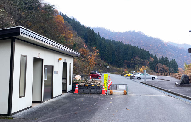 富山県黒部市の日帰り天然温泉とちの湯の無料駐車場とトイレ