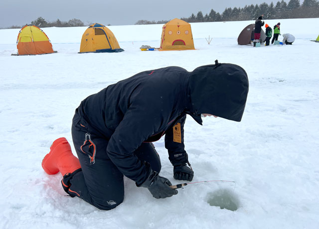 長野県霊仙寺湖での氷上ワカサギ釣りの様子