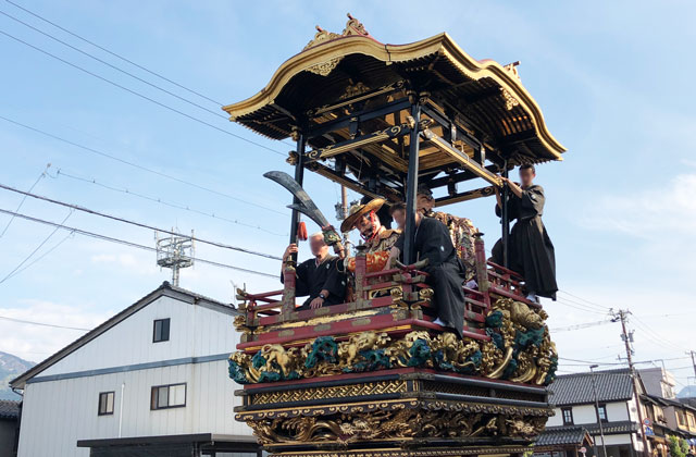富山県南砺市の城端曳山祭の山車1