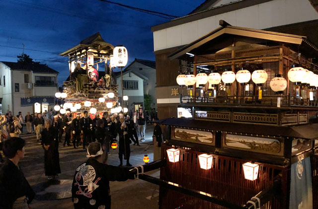 富山県南砺市の城端曳山祭の提灯のついた庵屋台