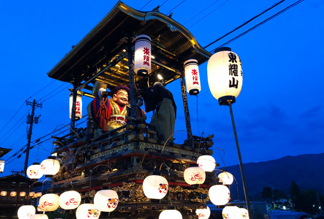 富山県南砺市の城端曳山祭の提灯山2