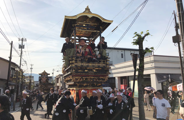 富山県南砺市の城端曳山祭の賑わい
