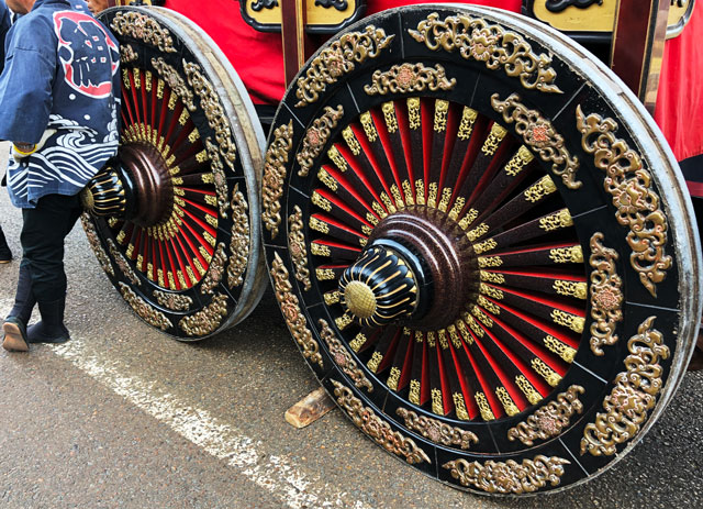 富山県南砺市の城端曳山祭の豪華な装飾の車輪1
