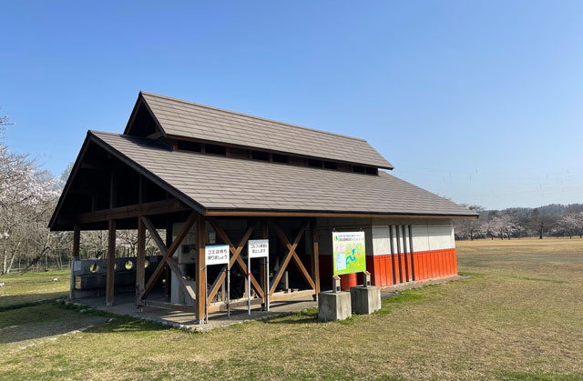 富山県砺波市の上和田緑地キャンプ場の炊事棟