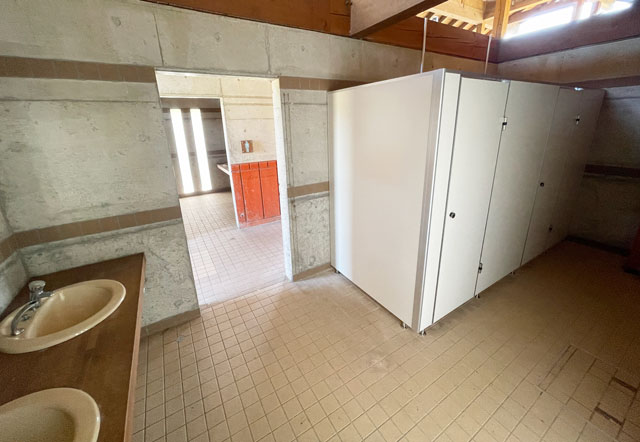 富山県砺波市の上和田緑地キャンプ場のトイレ