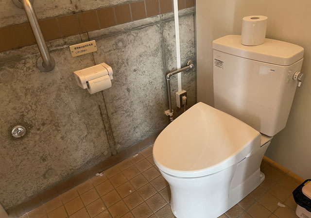 富山県砺波市の上和田緑地キャンプ場のトイレの便器