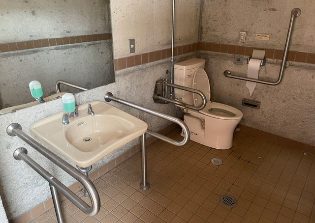 富山県砺波市の上和田緑地キャンプ場の多目的トイレ