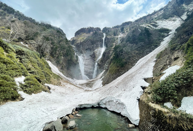 滝壺に雪が残る称名滝とハンノキ滝