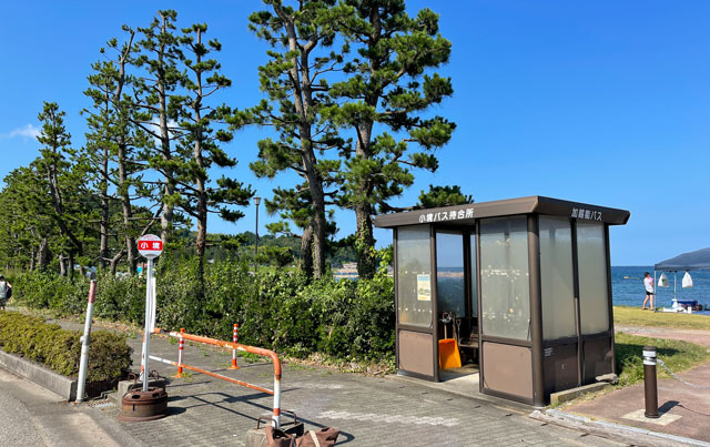 富山県氷見市の小境CCZ海水浴場近くのバス停
