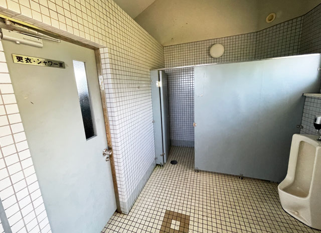 富山県氷見市の小境CCZ海水浴場の無料シャワー・更衣室