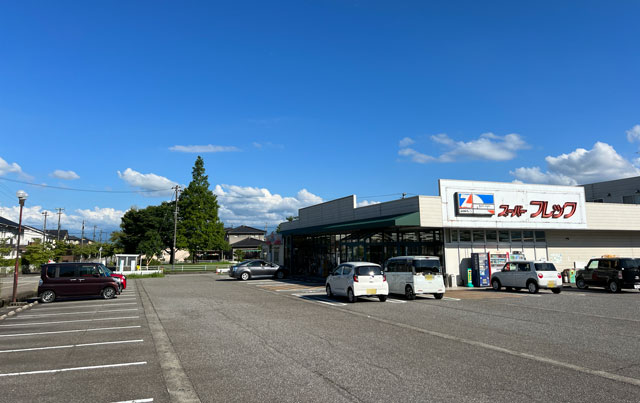 富山市婦中町長沢のひまわり畑のスーパーフレックの駐車場