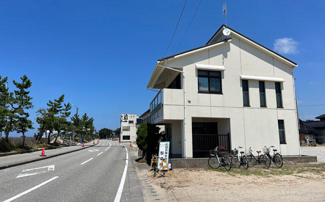 富山県黒部市の石田浜海水浴場前の道路