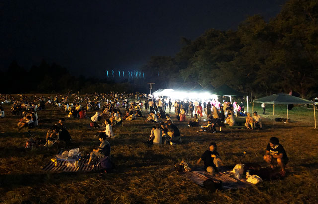 大沢野花火大会、芝生でくつろぐ観客
