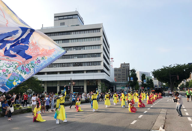 富山まつりのよさこいソーランの城址大通りのパレード