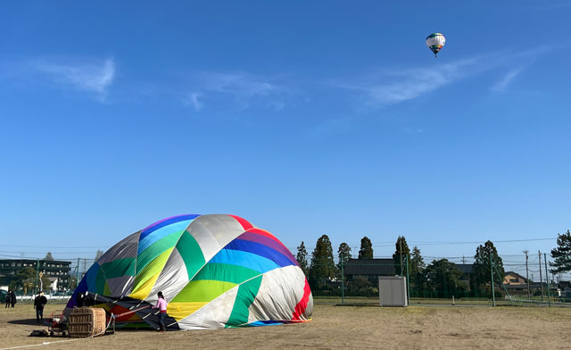 砺波チューリップバルーンの熱気球の準備