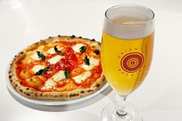 マリエとやま1階フードホールFOO&HOOの「オリエンタルブルーイング【クラフトビール、ピザ】」のピザとビール