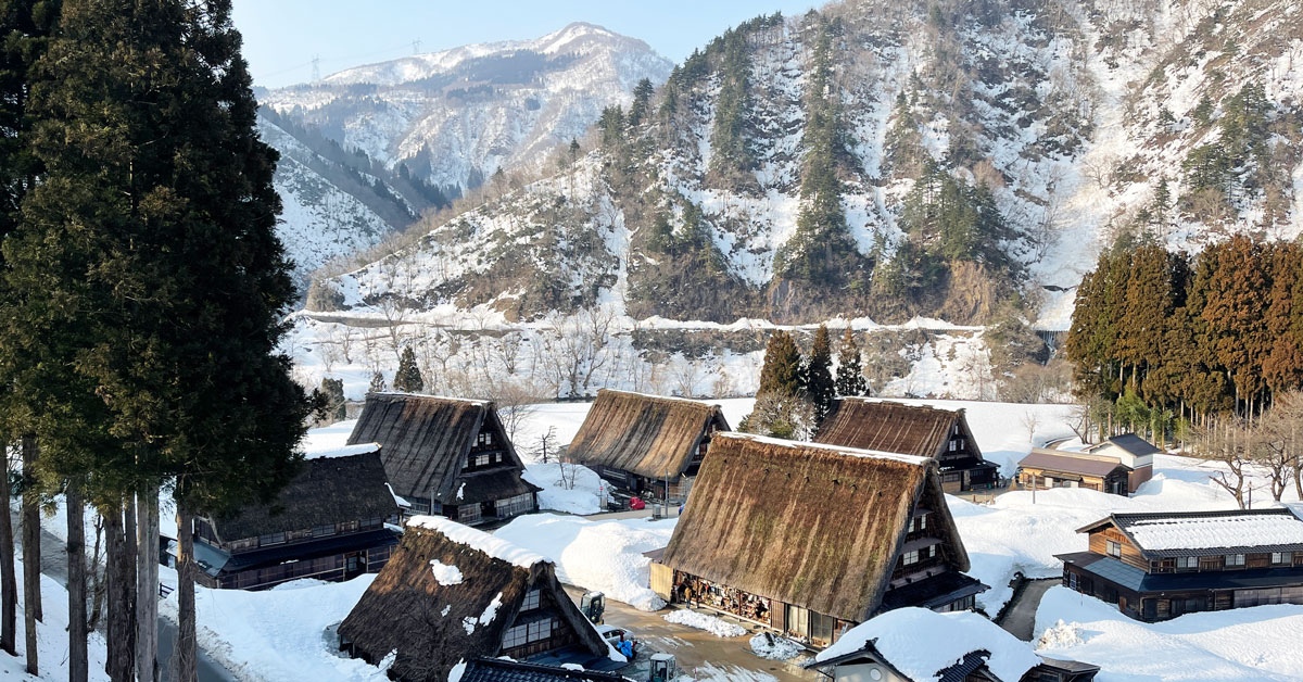 富山県南砺市の世界遺産「五箇山合掌造り」の雪景色