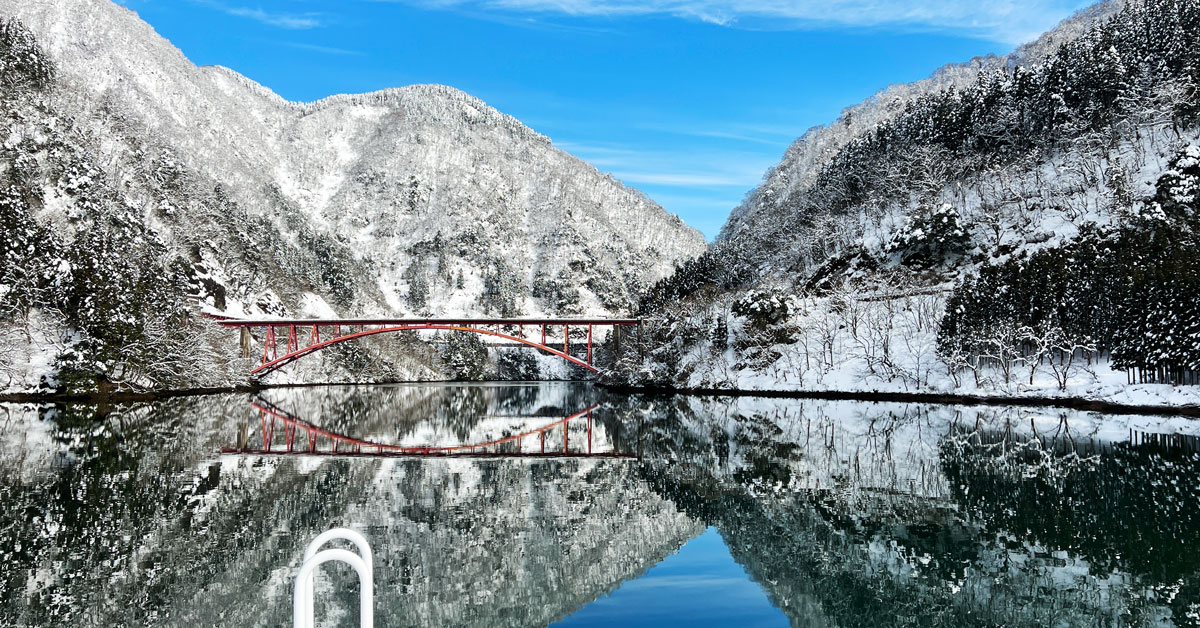 冬の庄川峡遊覧船の絶景