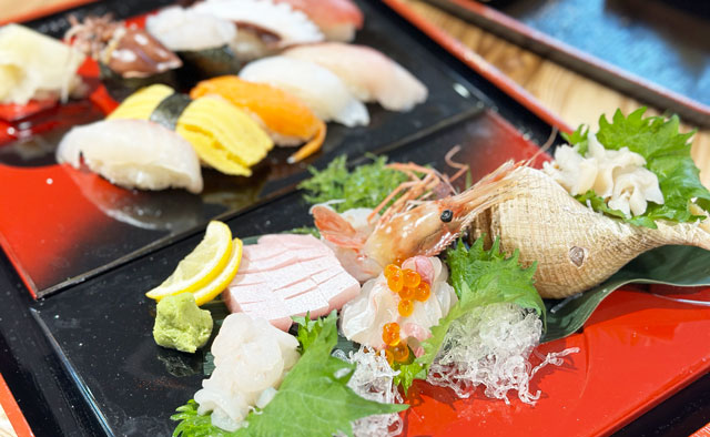 マリエとやま1階フードホールFOO&HOOの「漁師寿司 由【寿司】」の寿司セット