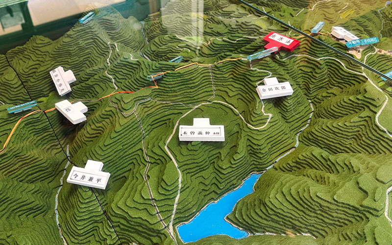 源平合戦の倶利伽羅峠の戦いの模型