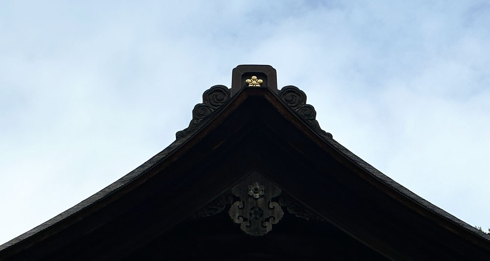 小矢部市の埴生護国八幡宮の社殿屋根の梅鉢紋(うめばちもん)