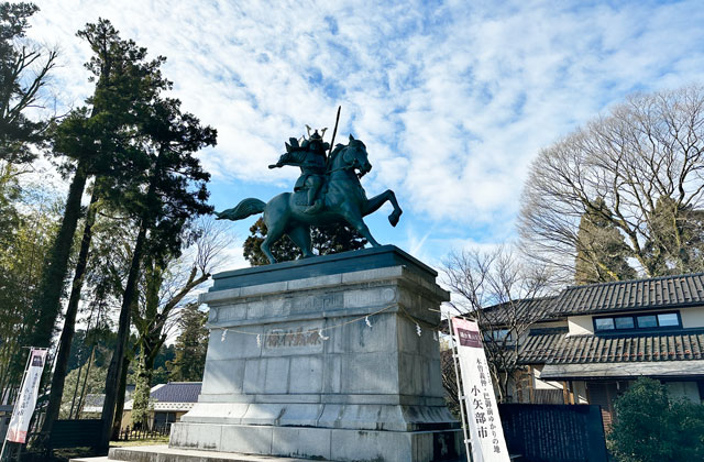 埴生護国八幡宮の日本最大級の木曽義仲騎馬像