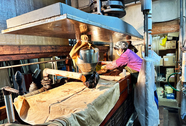 富山県小矢部市の手作り醤油醸造所「畑醤油」のもろみの絞り作業