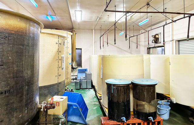 富山県小矢部市の手作り醤油醸造所「畑醤油」の貯蔵タンク