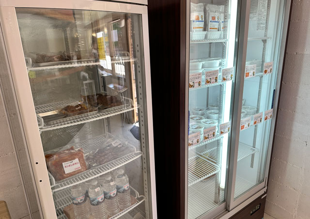富山市五福富山大学前のテイクアウトカレー専門店「アジャンタスパイス」の店内の冷蔵庫