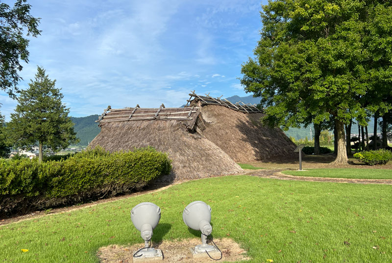 富山県朝日町の竪穴式住居「不動堂遺跡」のライトアップ