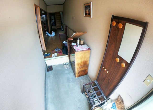 富山県の空き家解体前ビフォーの廊下の様子