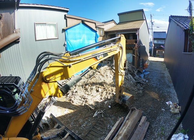 富山県の空き家解体途中の様子(重機)