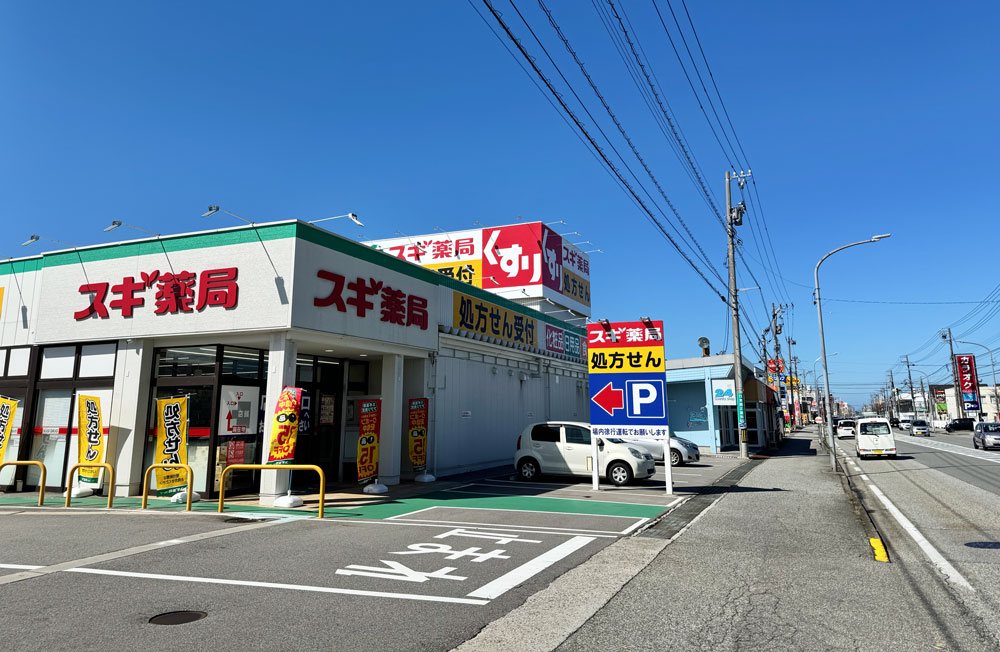 富山初出店のスイーツ24時間無人販売の「24スイーツショップ富山店」の場所は、スギ薬局の隣